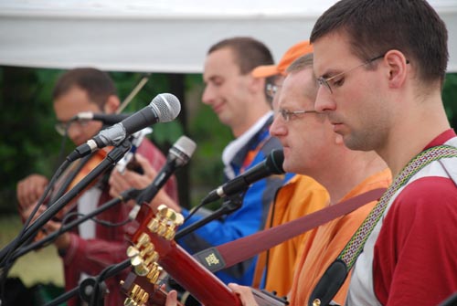 Místní Dechovka (Japaka Orchestra) stromovka