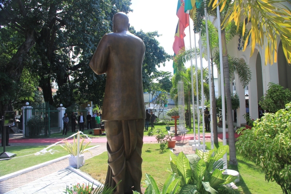 2-8-13_dili_east_timor_sri_chinmoy_statue_dedication-2.jpg