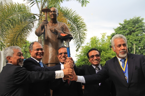 2-8-13_dili_east_timor_sri_chinmoy_statue_dedication-3.jpg